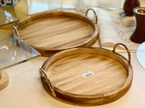Set de 2 plateaux ronds en bois naturel avec poignées dorées